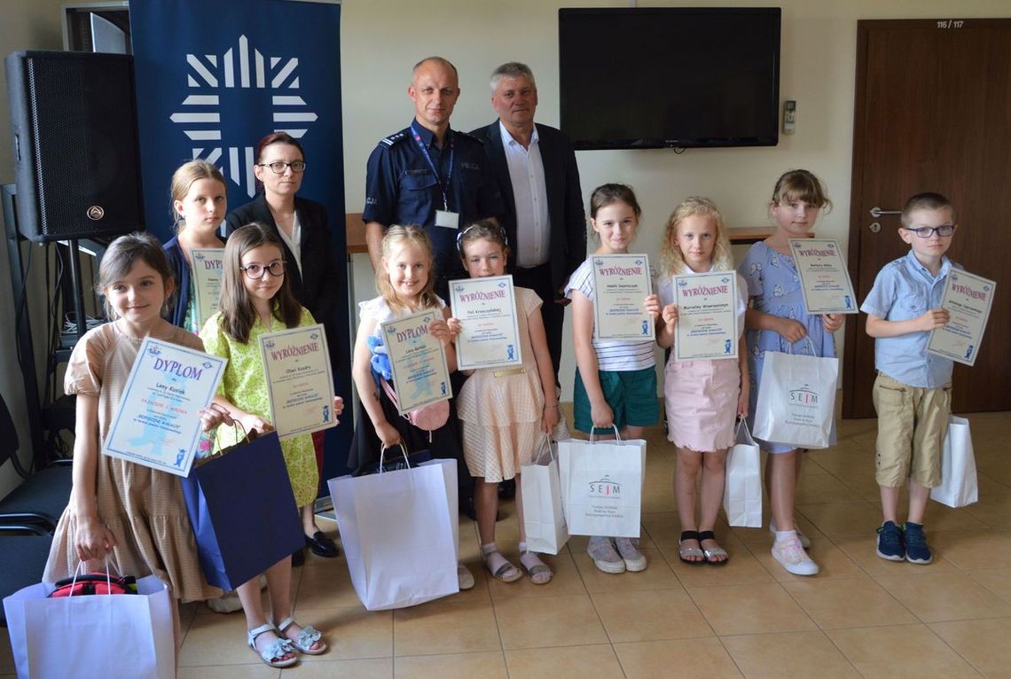 W Komendzie Powiatowej Policji w Tomaszowie Lub. odbył się uroczysty finał i wręczenie nagród w konkursie plastycznym pn. „Bezpieczne wakacje”.