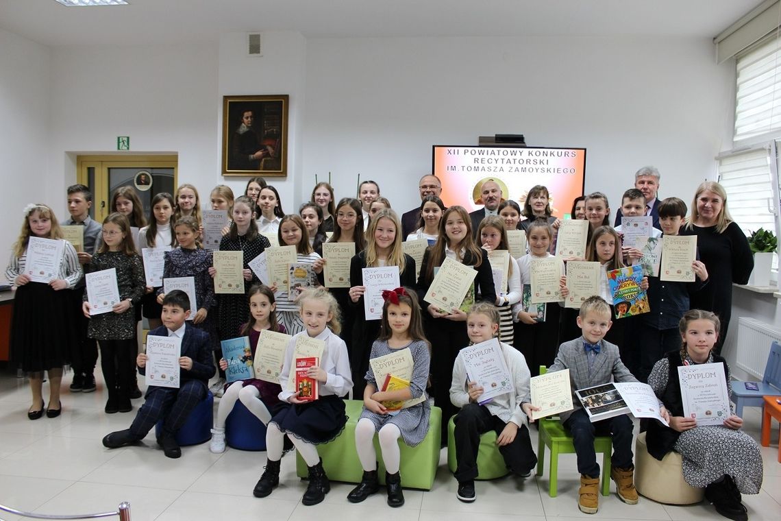 Laureaci konkursu recytatorskiego organizowanego przez MBP w Tomaszowie Lubelskim.