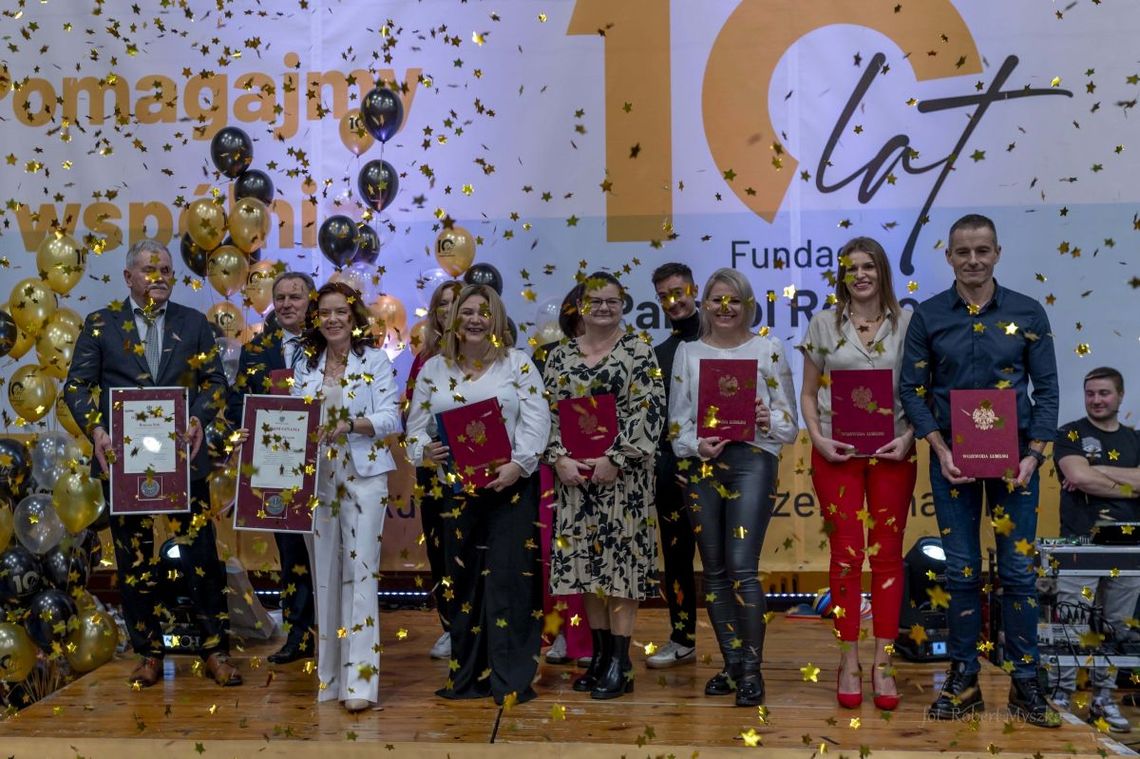 Podczas hucznych urodzin Fundacji Parasol Roztocza Roman Rak – fundator fundacji, właściciel RST Roztocze oraz WSK Tomaszów Lubelski, oraz Wioletta Kozyra – prezes Fundacji, otrzymali Dyplom Uznania od Wojewody Lubelskiego za działalność charytatywną.