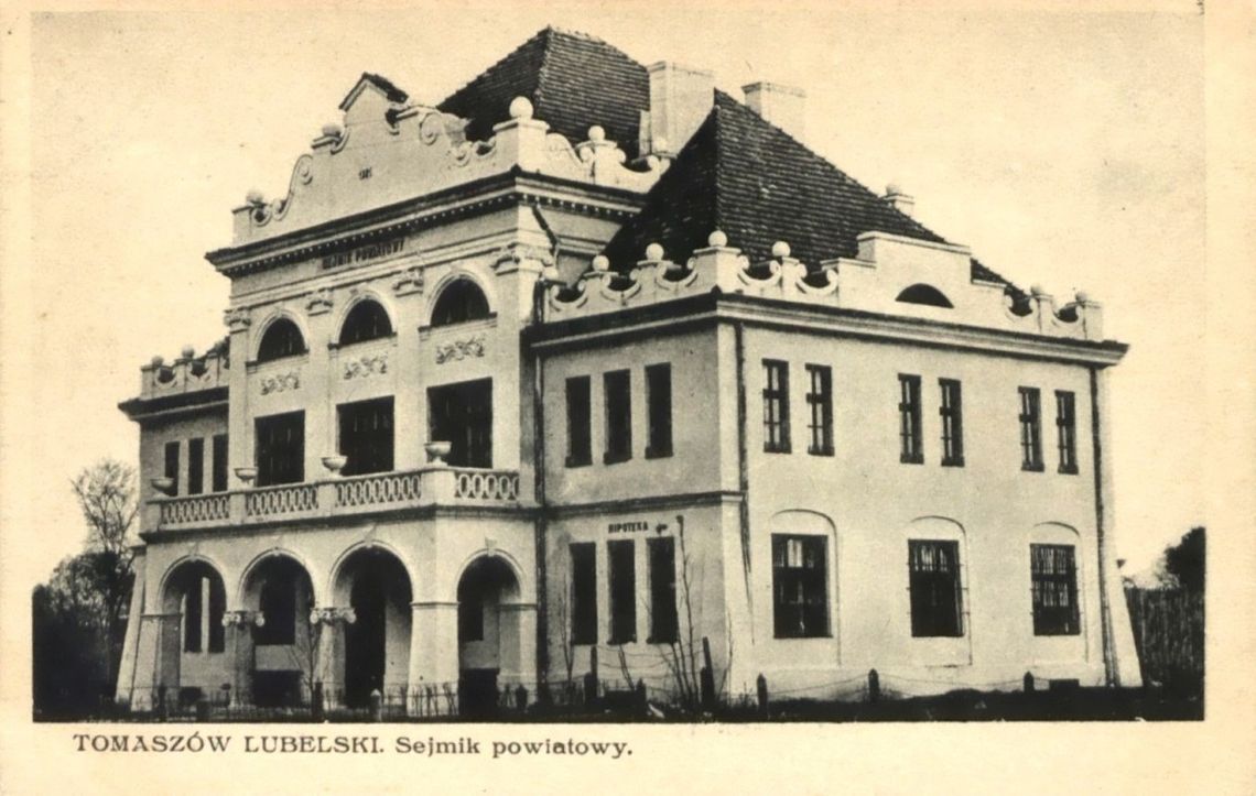 Tomaszów Lub.: Kilka tysięcy do wygrania w konkursie “OBIEKTYWnie o powiecie! Inspiracji do konkursu można szukać także w Internecie. Na zdjęciu budynek dawnego Sejmiku Powiatowego (aktualnie budynek Urzędu Miasta w Tomaszowie Lubelskim).