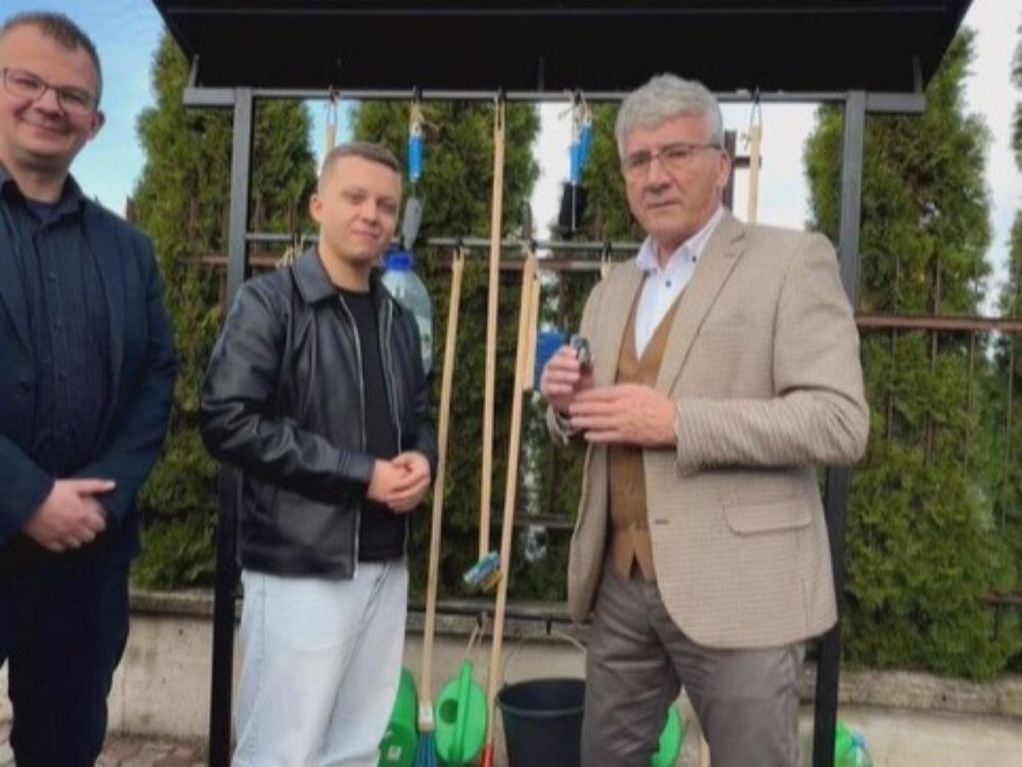 Tomaszów Lub.: Konewki, wiadra, miotły, grabie na cmentarzu. Możesz wypożyczyć i odłożyć na miejsce Na starym cmentarzu w Tomaszowie Lubelskim jest wypożyczalnia sprzętu do porządkowania mogił.