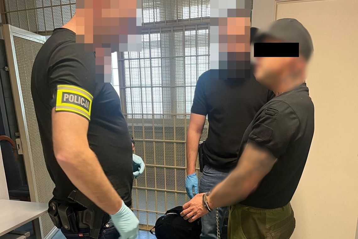 39-latek napadł na mieszkańca powiatu przed domem i zabrał mu samochód, w którym było pół miliona złotych. Potem razem z żoną uciekli za granicę. Właśnie zostali zatrzymani przez tomaszowskich kryminalnych.