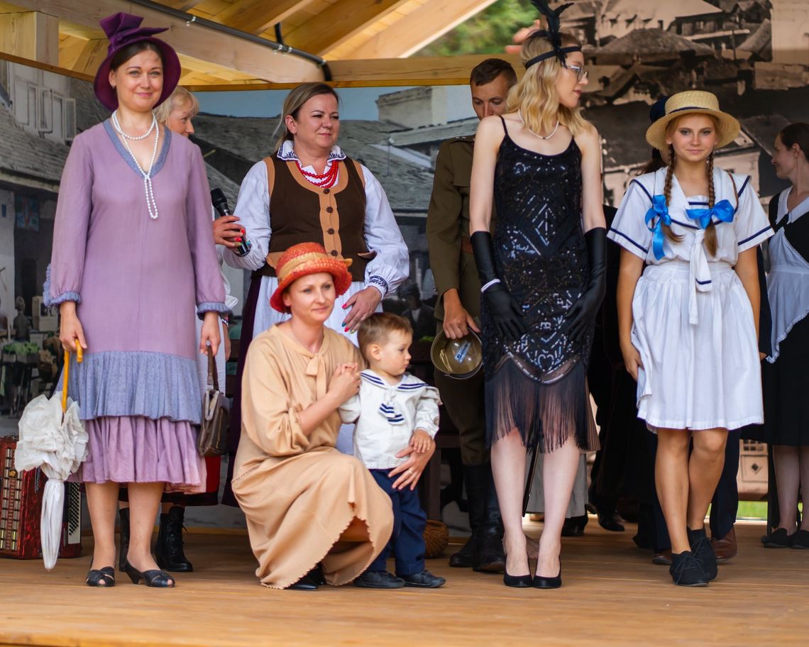 Po raz pierwszy przed Muzeum Regionalnym im. Janusza Petera zorganizowano piknik tematyczny pod hasłem „Lata 20., lata 30.”.