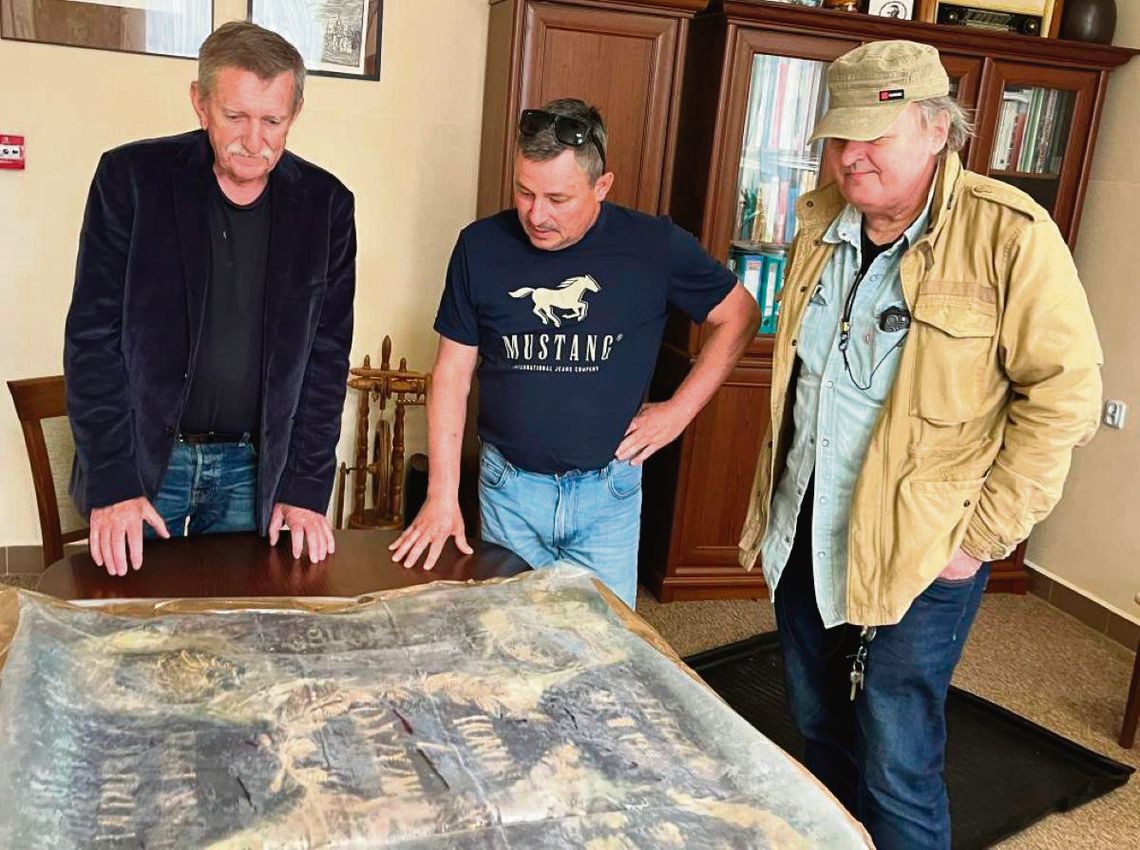 Tomaszów Lub.: Duże muzea były "obojętne". Sami znaleźli fachowców, sztandar 4 Pułku z Cieszyna jest zabezpieczony Maciej Podgórski (w środku) przekazał cenne znalezisko do Muzeum Regionalnego w Tomaszowie Lubelskim.