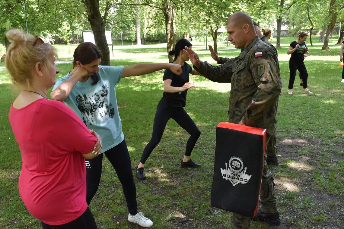 24 i 25 czerwca w parku miejskim w Tomaszowie Lubelskim odbyły się bezpłatne zajęcia z wojskowymi instruktorami.