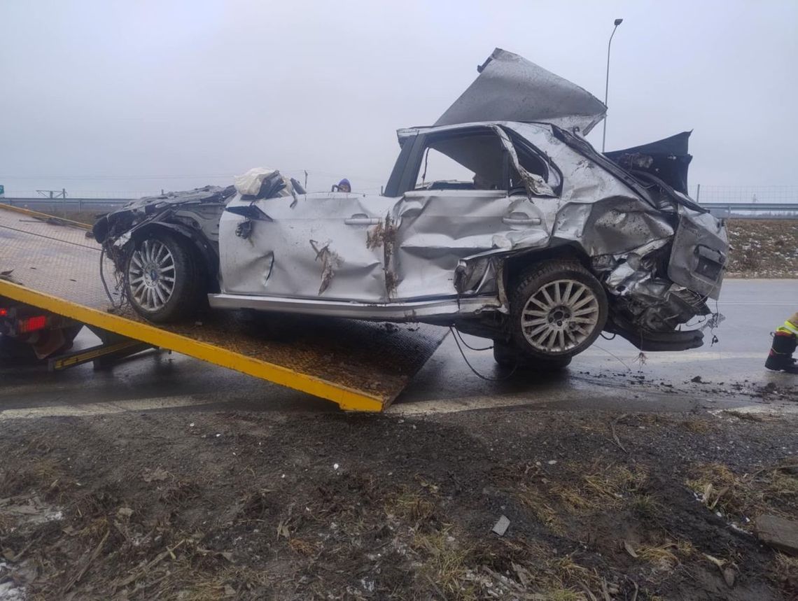 W wyniku wypadku w Jezierni poszkodowane zostały dwie osoby, w tym jedna ciężko.