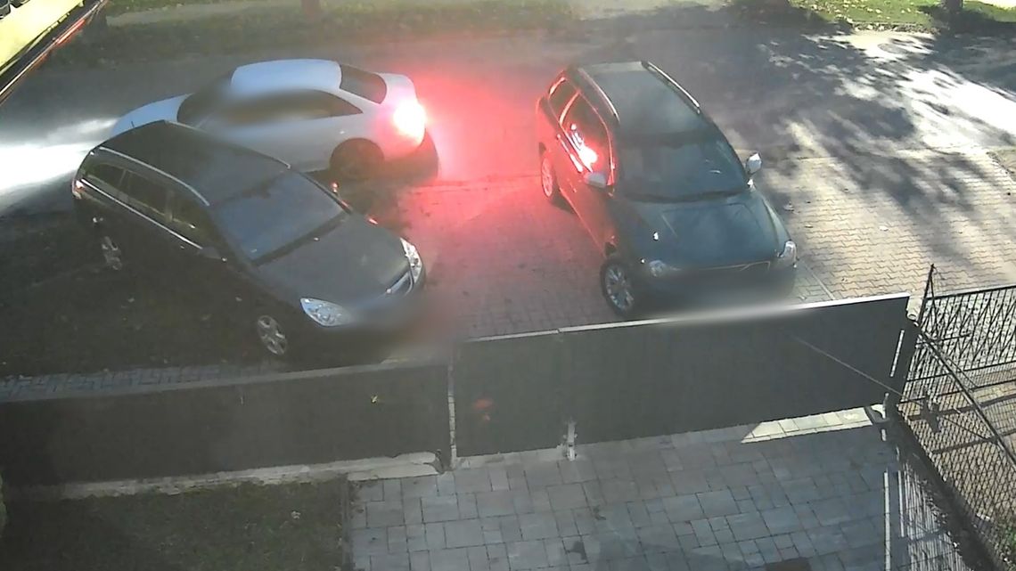 Pijany kierowca Audi w Tomaszowie Lubelskim uderzył w dwa zaparkowane auta. Zdarzenie zarejestrował monitoring.