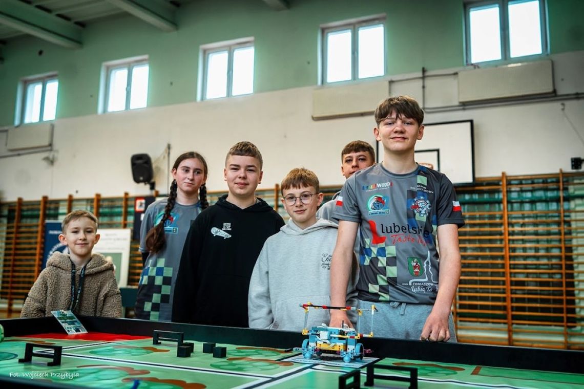 Tomaszów Lub.: RoboMania 2025. W zawodach robotycznych zmierzyło się 15 drużyn 8 lutego odbyła się I edycja zawodów robotycznych RoboMania 2025. Fot. Wojciech Przybyła