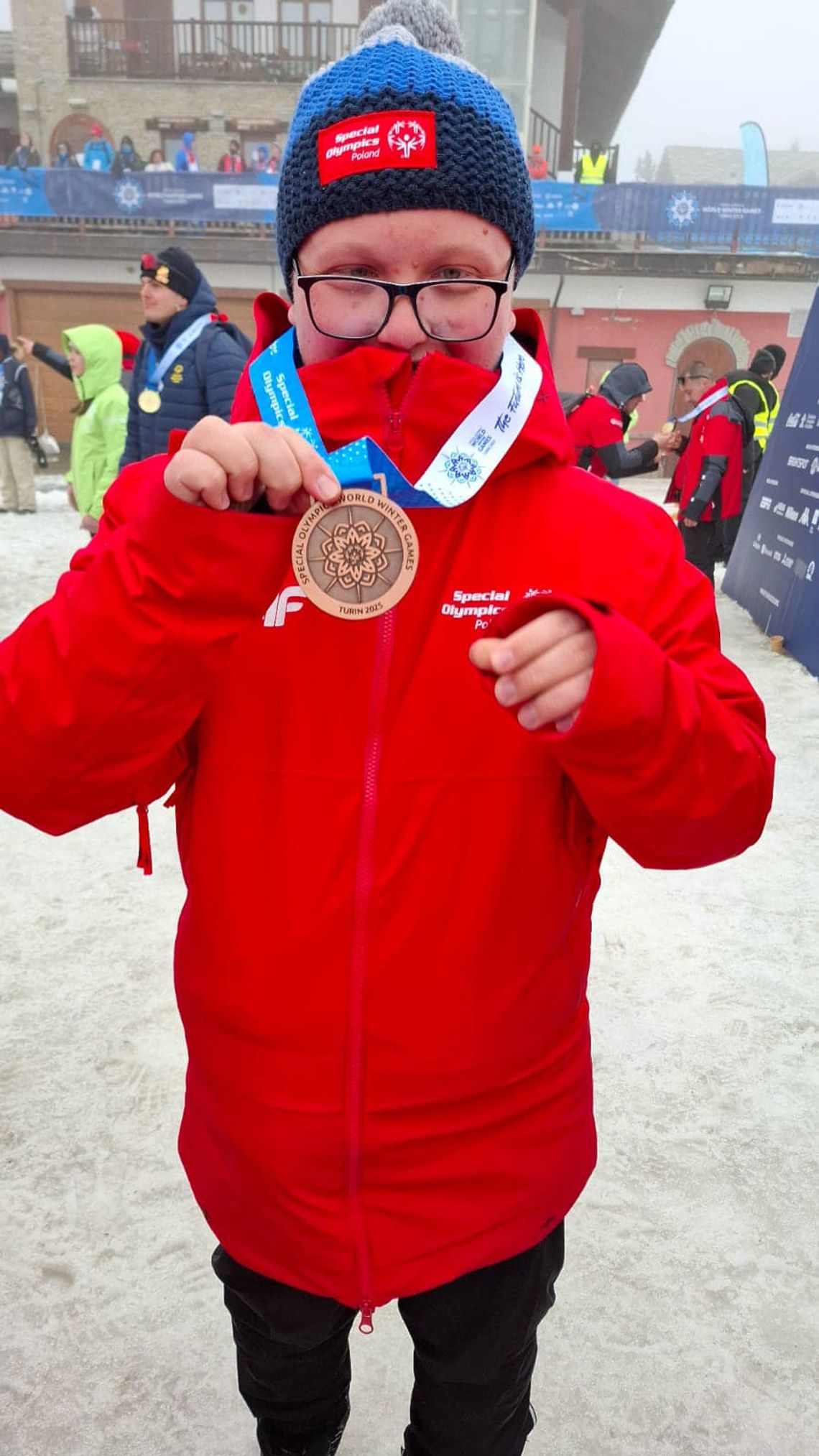 Miłosz Mazurkiewicz, uczeń Specjalnego Ośrodka Szkolno-Wychowawczego w Tomaszowie Lubelskim, 12 marca zdobył brązowy medal na dystansie 1000 metrów w narciarstwie biegowym podczas XII Światowych Zimowych Igrzysk Olimpiad Specjalnych - Turynie 2025.