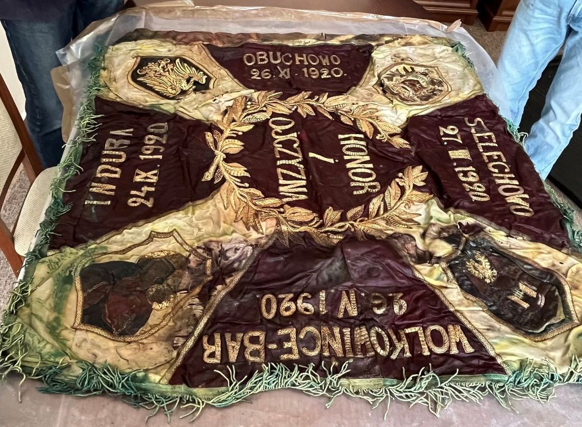 Tomaszów Lub.: To odkrycie na skalę Polski! Sztandar trzeba natychmiast zabezpieczyć, ale wciąż nie wiadomo kto to zrobi Po 86 latach w okolicach wsi Zielone (gm. Krasnobród, powiat zamojski) znaleziono sztandar 4. Pułku Strzelców Podhalańskich z Cieszyna.