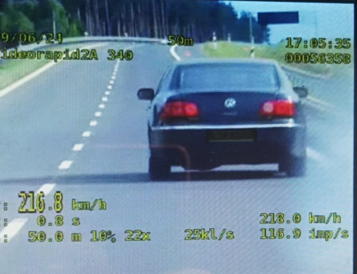 Rekordzista jechał z prędkością 216 km/h, w miejscu gdzie obowiązywała prędkość 90 km/h.