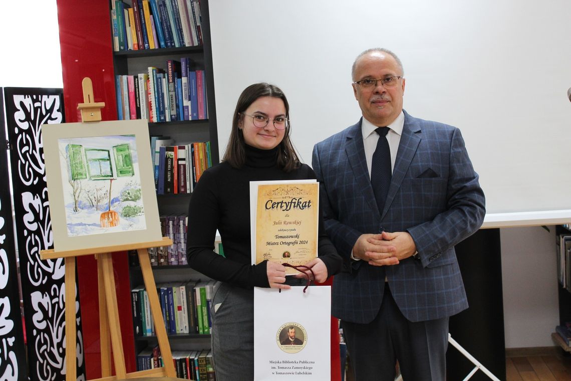 Tomaszów Lub.: Z „problemami celebryty” poradziła sobie wzorowo. Jest Mistrzynią Ortografii Mistrzyni ortografii Julia Rawska z dyrektorem biblioteki Jackiem Pawłuckim.