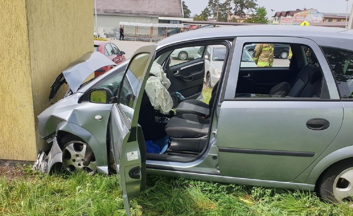 W Tomaszowie samochód zjechał na pas zieleni i uderzył w budynek trafostacji.