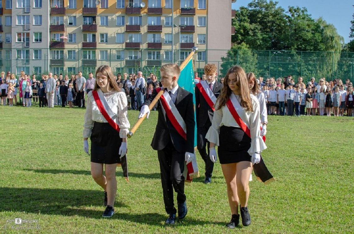 Uczniowie z Tomaszowa Lubelskiego uroczyście rozpoczęli nowy rok szkolny.