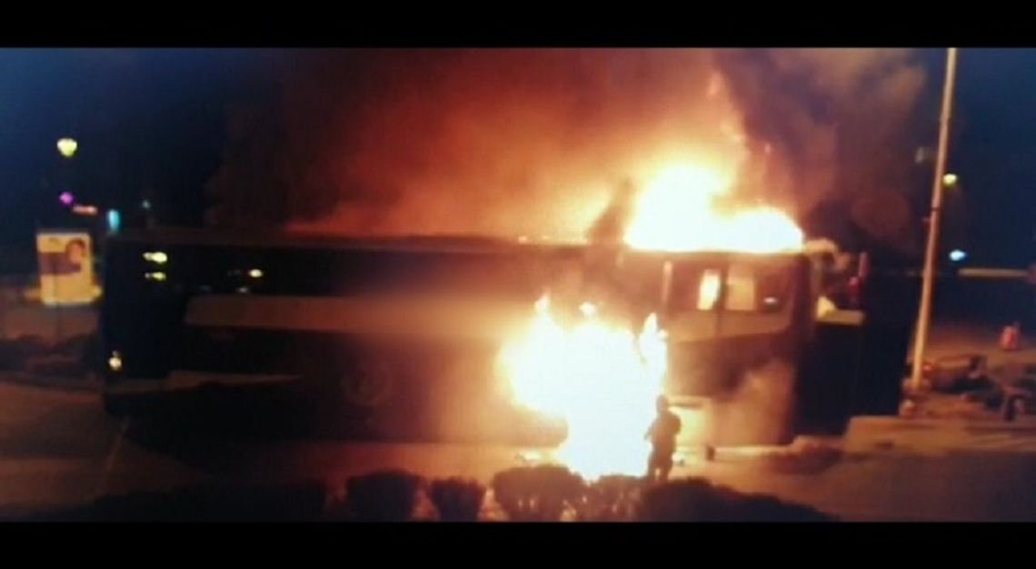 Tomaszów Lubelski: Autokar zapalił się podczas jazdy, spłonął w centrum miasta (FILM)