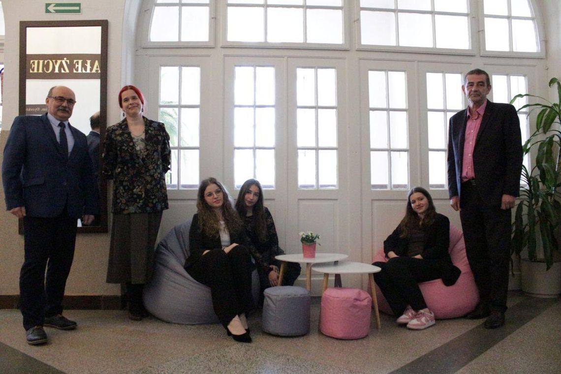 Tomaszów Lubelski: Bartosz i Muzeum Regionalne w jednym projekcie. Dzięki niemu szkoła ma kącik wypoczynku Nowy kącik wypoczynku szkoła zyskała dzięki udziałowi w projekcie współorganizowanym przez Muzeum Regionalne.