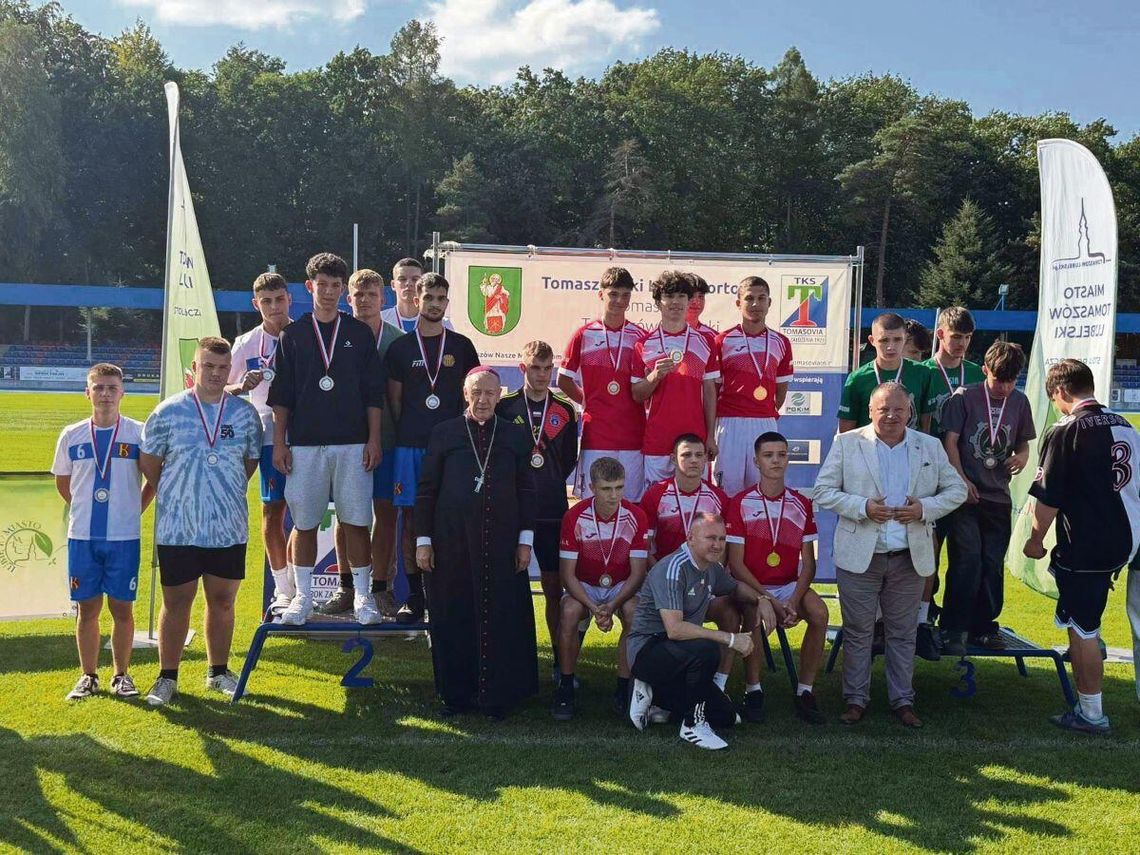 Dekoracja zwycięzców poszczególnych konkurencji na Diecezjalnym Dniu Sportu w Tomaszowie Lubelskim.