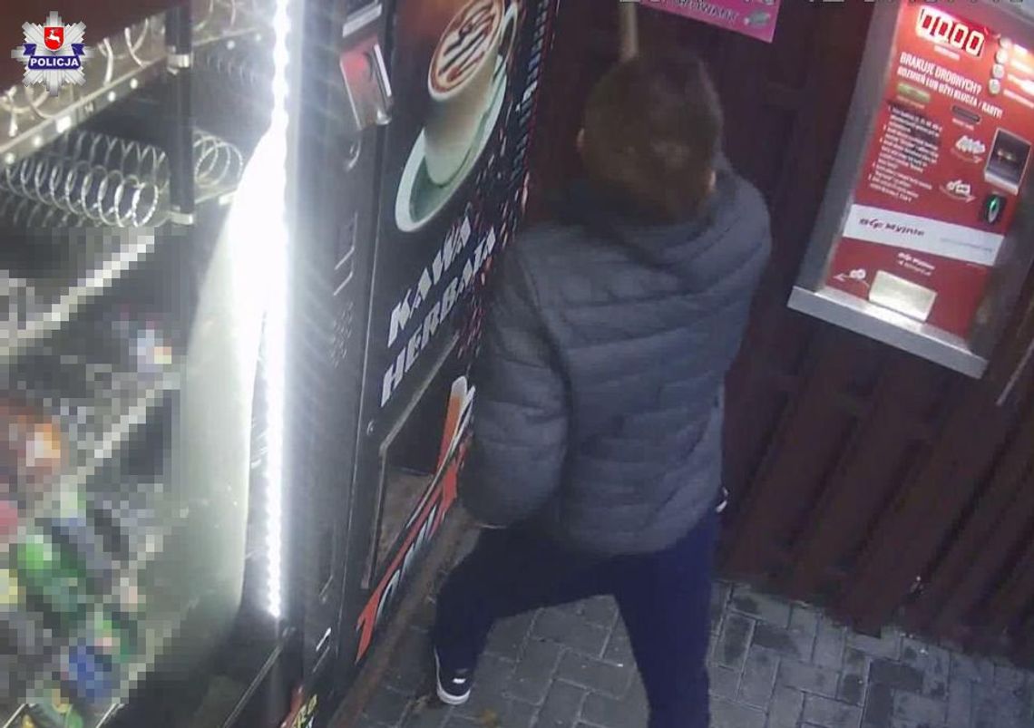 Tomaszów Lubelski: Dostał wodę zamiast kawy, z siekierą rzucił się na automat (FILM)