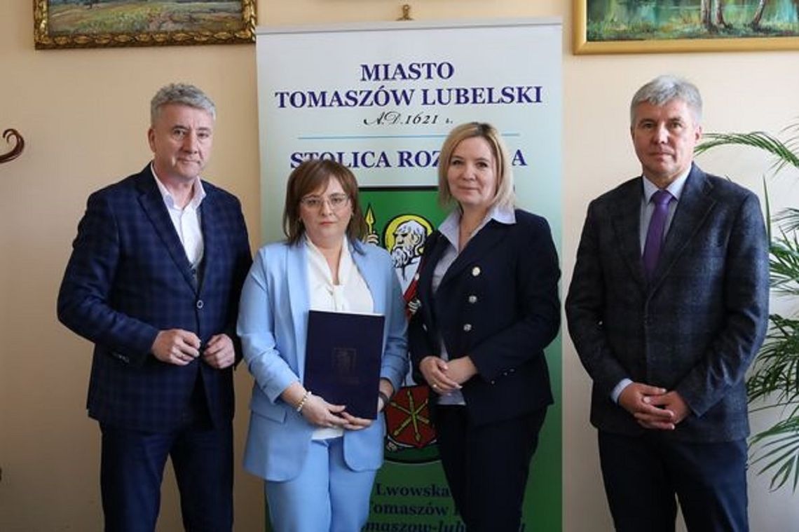 Renata Śrutwa-Krupa (na zdjęciu druga od lewej) z dniem 1 września 2023 r. obejmie stanowisko dyrektora SP nr 2 w Tomaszowie Lubelskim na kolejną kadencję.