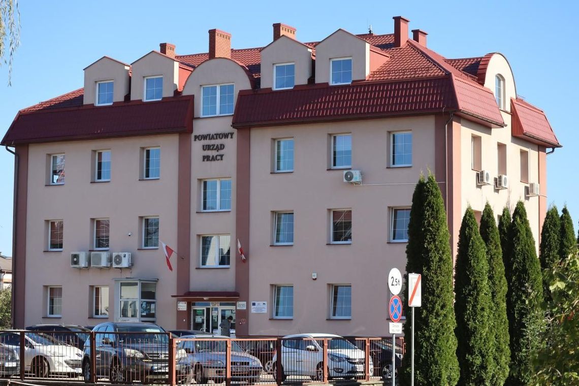 Tomaszów Lubelski: Dyrektor PUP alarmuje. Bezrobotnych przybywa, pieniędzy na pomoc coraz mniej Powiatowy Urząd Pracy znalazł się w trudnym położeniu: przybywa mieszkańców potrzebujących pomocy w znalezieniu zatrudnienia, ale urząd ma do dyspozycji znacznie mniej środków. Bez dodatkowego finansowania możliwości przeciwdziałania bezrobociu będą coraz bardziej ograniczone.