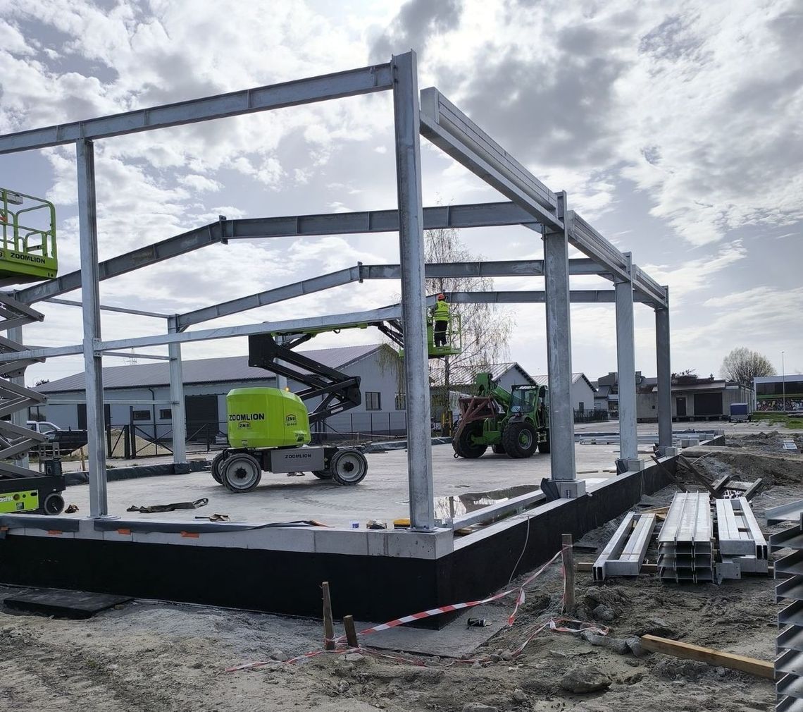 Tomaszów Lubelski: Hala magazynowa dla ZDP w budowie. Skończy się parkowanie pod chmurką Budowa nowoczesnej hali magazynowej dla potrzeb Zarządu Dróg Powiatowych – Obwodu Drogowego nr 1.