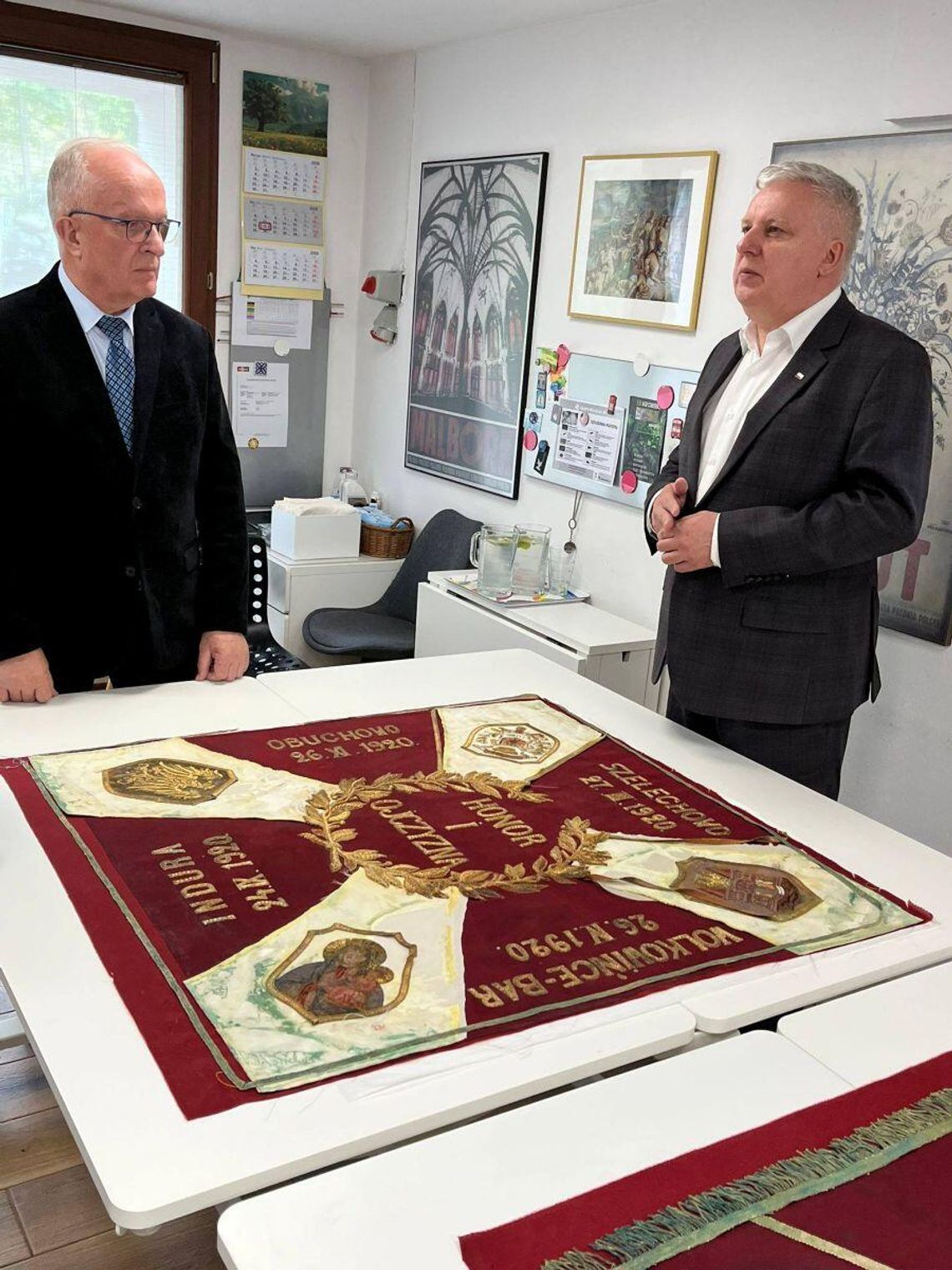 Poseł Tomasz Zieliński (z prawej), starosta tomaszowski Henryk Karwan (z lewej) oraz dyrektor Muzeum Regionalnego w Tomaszowie Robert Czyż w pracowni restauratorskiej w Milanówku, gdzie przechowywany jest sztandar 4. Pułku Strzelców Podhalańskich oraz proporzec mistrzowski 21. Dywizji Piechoty Górsk