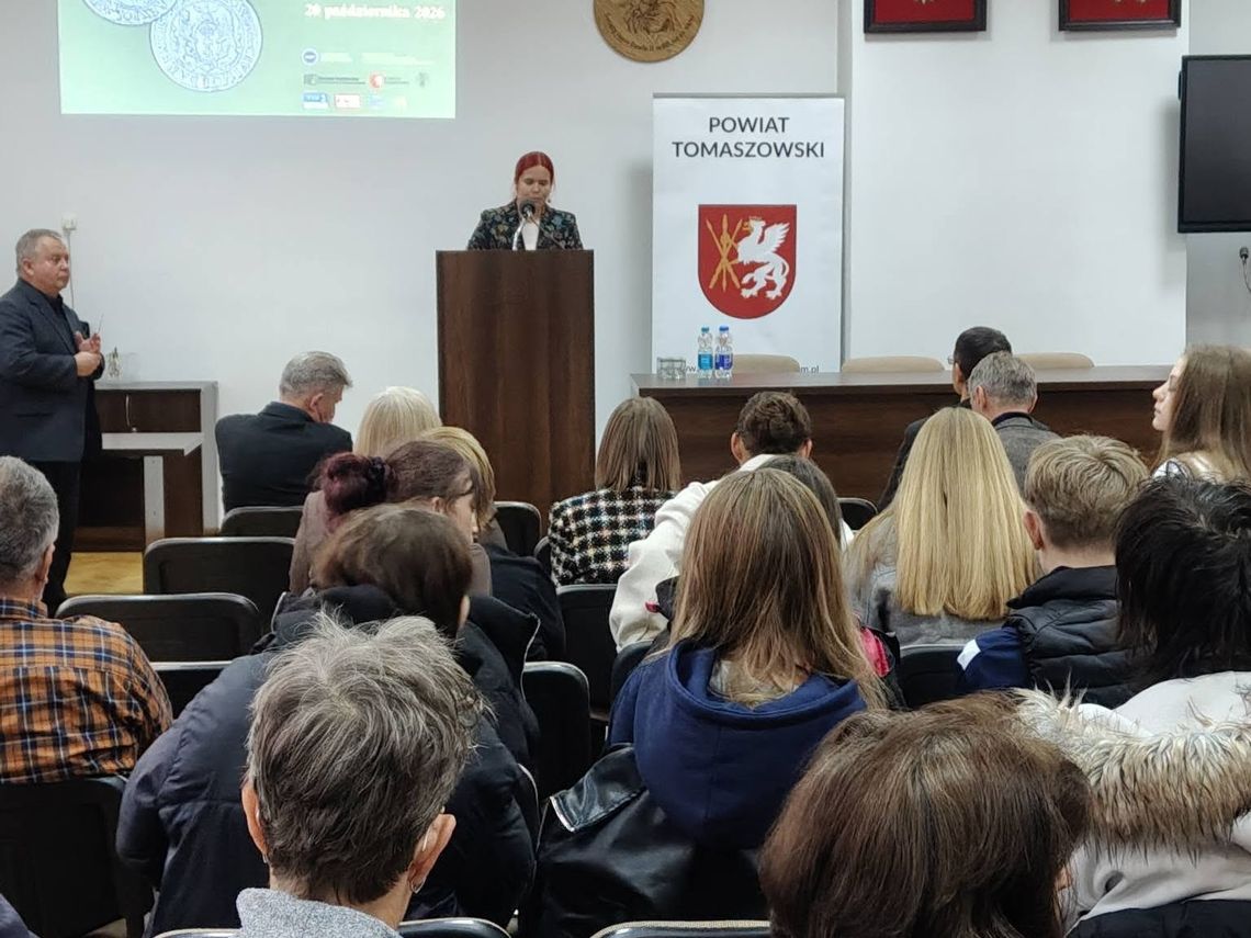 Tomaszów Lubelski: Konferencja „Skarby numizmatyczne ziemi tomaszowskiej” i wystawa 20 października w Starostwie Powiatowym w Tomaszowie Lubelskim odbyła się konferencja pn. „Skarby monet. O znaczeniu skarbów numizmatycznych w badaniu przeszłości”.