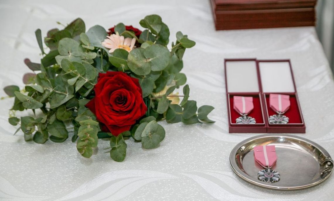 Tomaszów Lubelski: Medale dla „złotych par” w zasięgu ręki. Trzeba tylko złożyć wniosek Małżonkowie z 50-letnim stażem mogą zgłosić się do Urzędu Stanu Cywilnego w celu złożenia wniosku o przyznanie medali od Prezydenta RP.