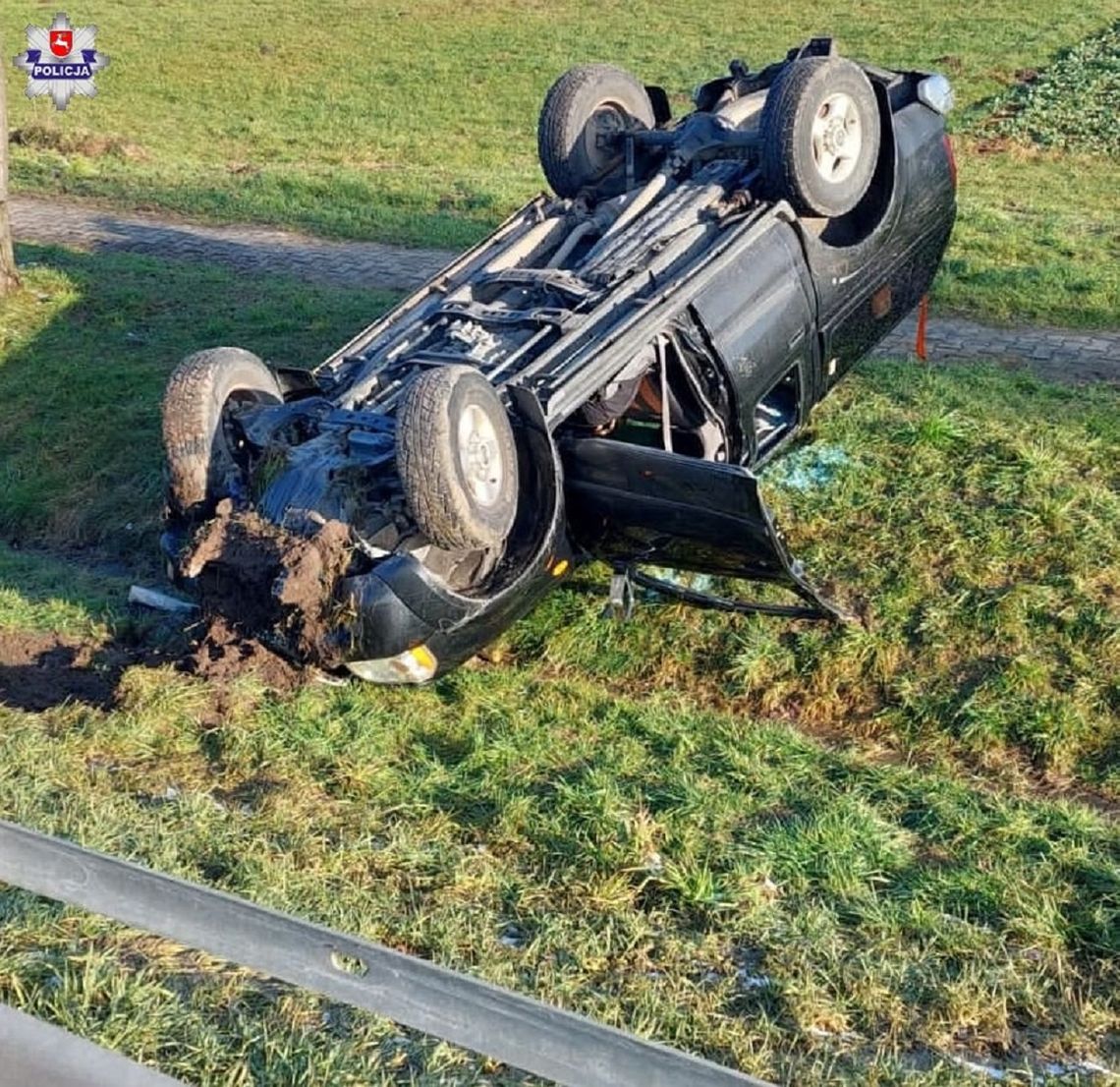 Tomaszów Lubelski: Na zakręcie stracił kontrolę nad samochodem. Nissan dachował