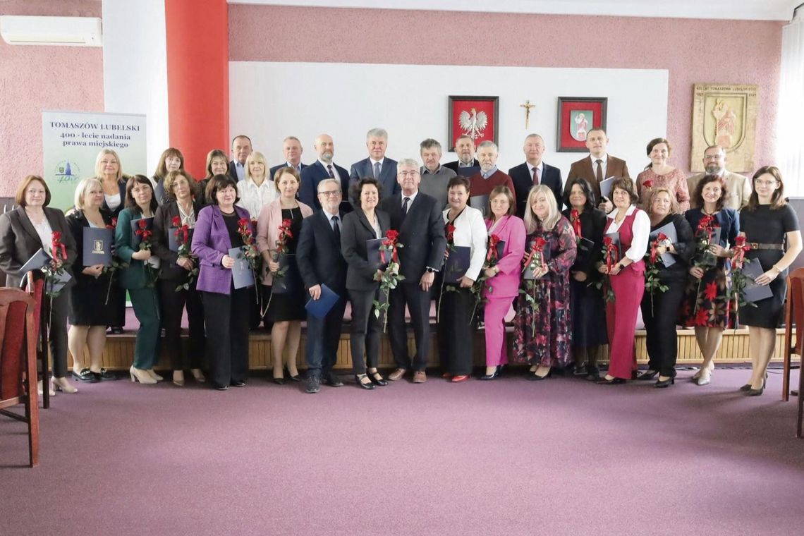 Podczas spotkania z okazji Dnia Edukacji Narodowej Wojciech Żukowski wręczył nauczycielom Nagrody Burmistrza Miasta Tomaszów Lubelski.