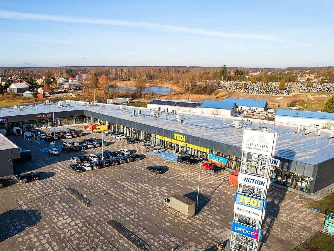 KP PARK Sikorskiego. Zdjęcie zostało wykonane w grudniu 2025, kiedy trwały ostatnie przygotowania do otwarcia nowej galerii handlowej w Tomaszowie Lubelskim.