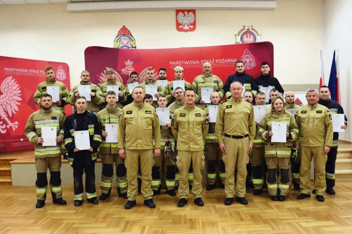 Tomaszów Lubelski: Nowi strażacy-ratownicy. Przeszli szkolenie, zdali egzamin 24 kolejnych druhów z powiatu tomaszowskiego przeszło szkolenie na strażaka ratownika.