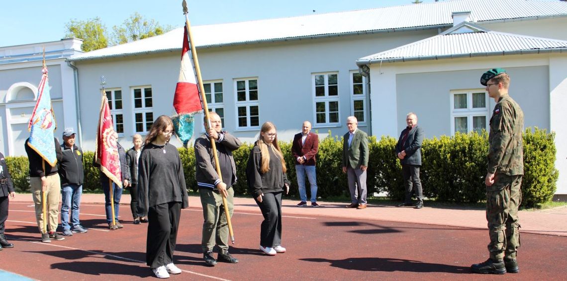 Szkolenie dla pocztów sztandarowych szkół podstawowych, ponadpodstawowych i jednostek OSP z terenu powiatu tomaszowskiego.