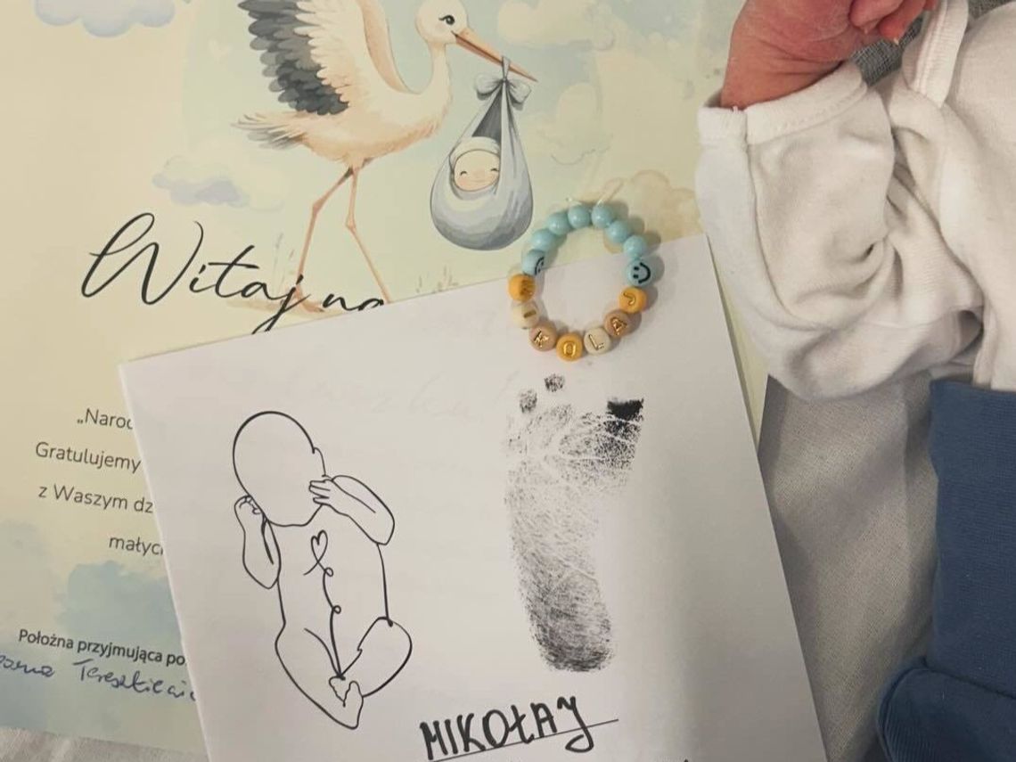 Położne z tomaszowskiego szpitala dzielą się dobrymi nowinami o powitaniu na świecie maleństwa w mediach społecznościowych. Każdy bobas dostaje od nich w prezencie bransoletkę ze swoim imieniem, a rodzice certyfikat. To miła pamiątka. Fot. Rodzę w TL