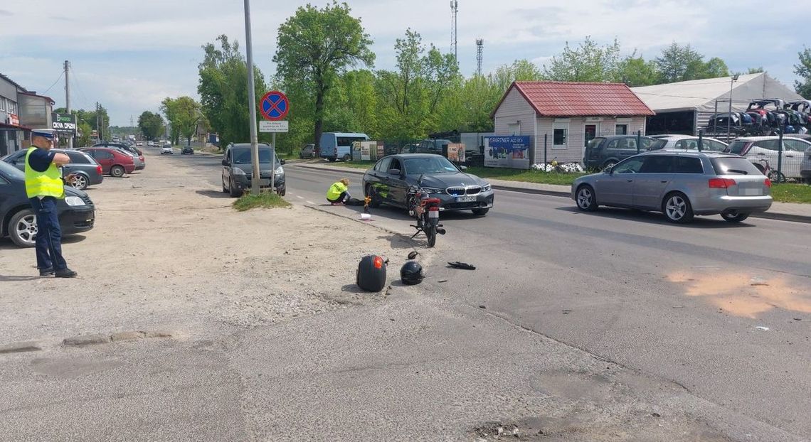 W Tomaszowie Lubelskim 29-letnia kierująca Oplem podczas skręcania w lewo na parking sklepowy potrąciła motorowerzystę