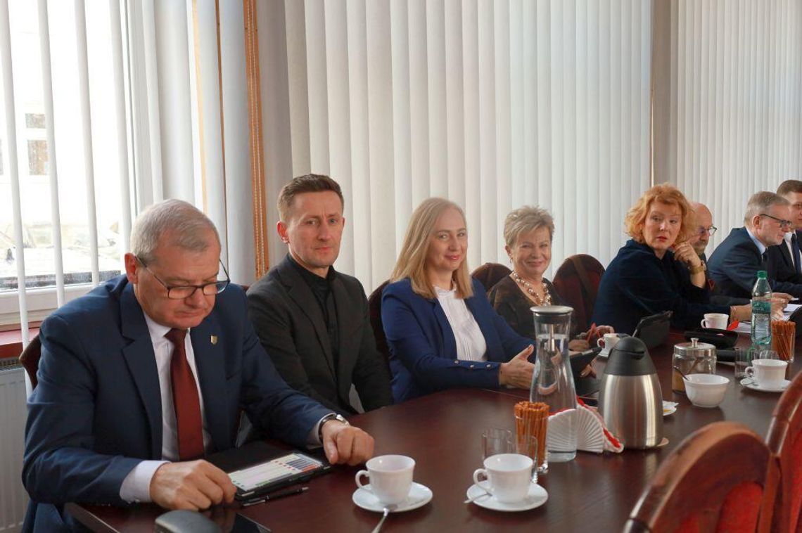 Tomaszów Lubelski: Przełom w sprawie „czynszówek”. Radni przegłosowali zamianę działek Choć początkowo radni podchodzili do pomysłu zamiany gruntów z dużą rezerwą, argumenty techniczne i finansowe przedstawione przez spółkę SIM Lubelskie w końcu trafiły do większości z nich.