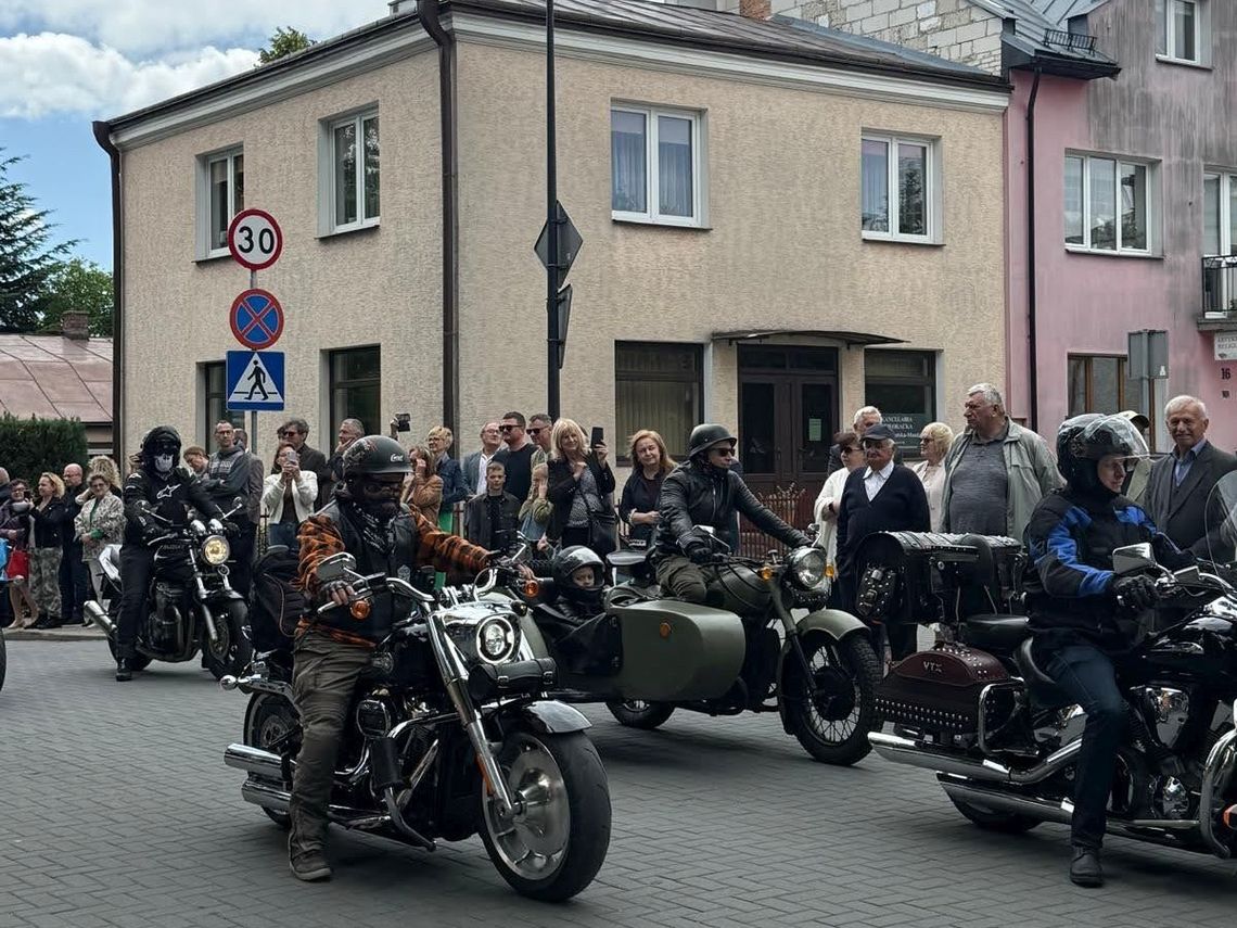 Organizatorem zlotu było Stowarzyszenie Samorządów Powiatu Tomaszowskiego, a partnerem – Województwo Lubelskie. „Kronika Tygodnia” objęła imprezę patronatem medialnym.
