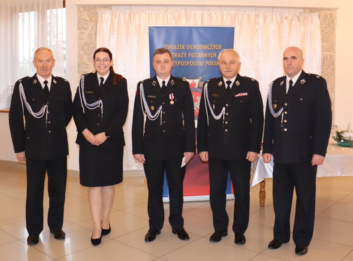 Tomaszów Lubelski: Strażacy podsumowali rok i wyróżnili bohaterskiego druha z OSP Wierszczyca Brązowym Medalem „Za Zasługi dla Pożarnictwa” w obecności gości uhonorowano druha Szymona Barana z OSP Wierszczyca. Strażak wykazał się niezwykłą odwagą, ratując mieszkańców płonącego budynku jeszcze przed przyjazdem służb ratunkowych.