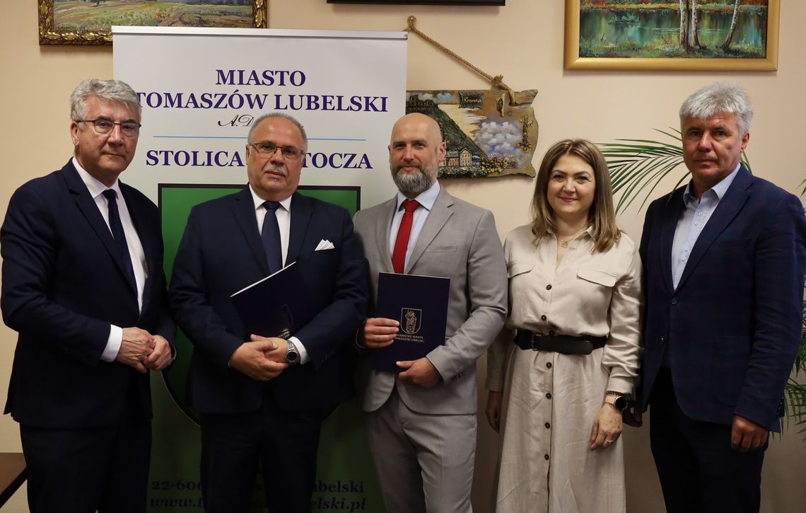 Burmistrz Tomaszowa Lubelskiego wręczył powołania dyrektorom szkoły i miejskiej biblioteki.