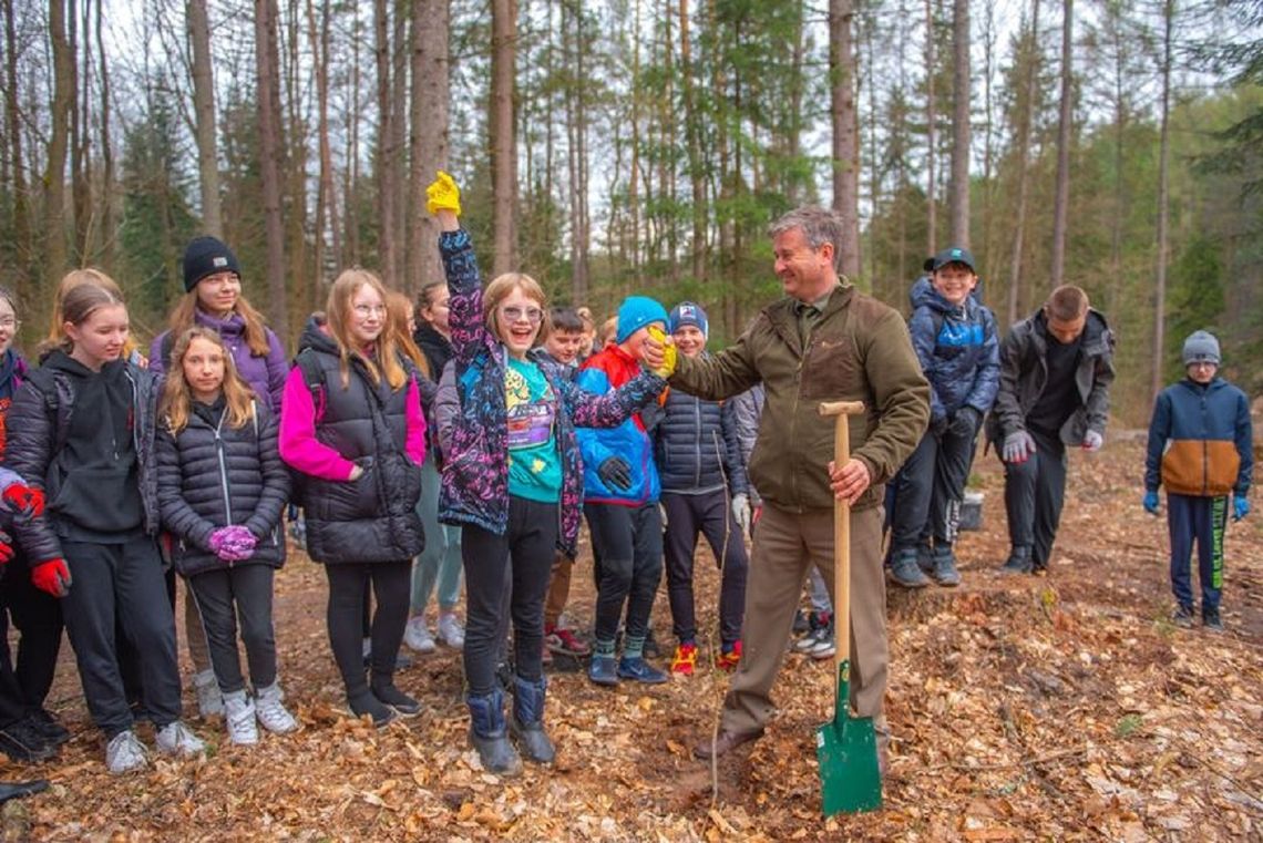 Nadleśnictwo Tomaszów, Zamojski Oddział PGE i Szkoła Podstawowa nr 2 w Tomaszowie Lubelskim wzięli udział w akcji "Lasy Pełne Energii".