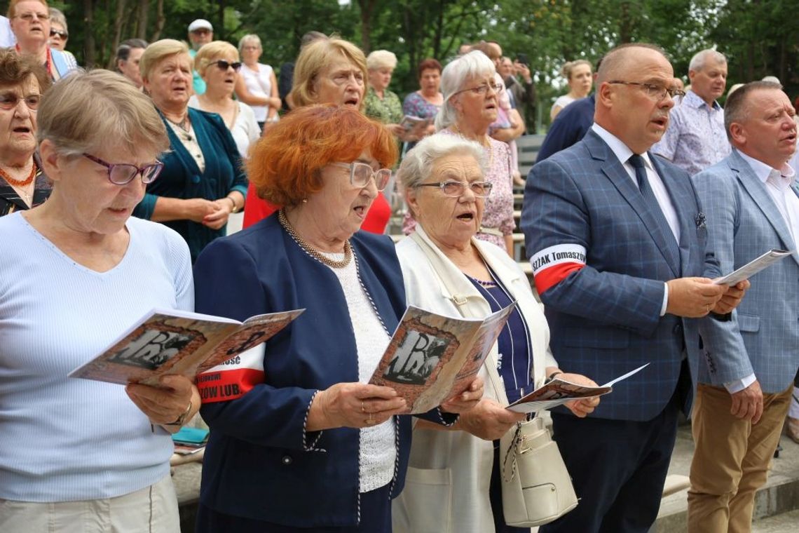 1 sierpnia również w Tomaszowie Lubelskim uczczono pamięć o Powstaniu Warszawskim. W parku miejskim śpiewano (nie)zakazane piosenki. Przygrywał chór Tomaszowiacy.