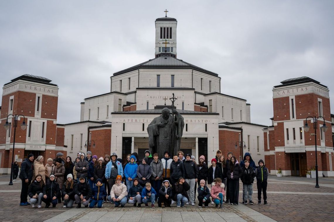 Wycieczka uczniów szkół podstawowych z powiatu tomaszowskiego do Wadowic i Łagiewnik. Finaliści konkursu wiedzy o Janie Pawle II etapu powiatowego.