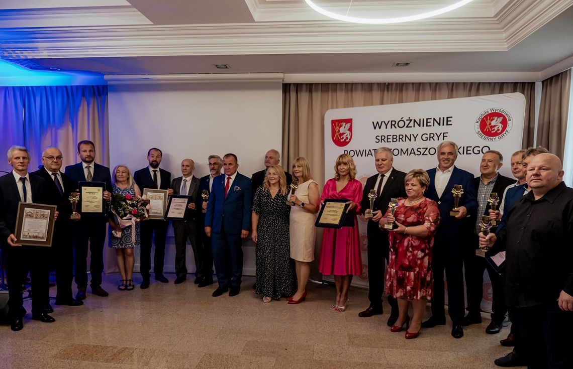 XVII Gala Wyróżnienia „Srebrny Gryf” Powiatu Tomaszowskiego odbyła się w piątek 30 czerwca w Hotelu Antoni w Łaszczówce-Kolonii. Oto jej laureaci.