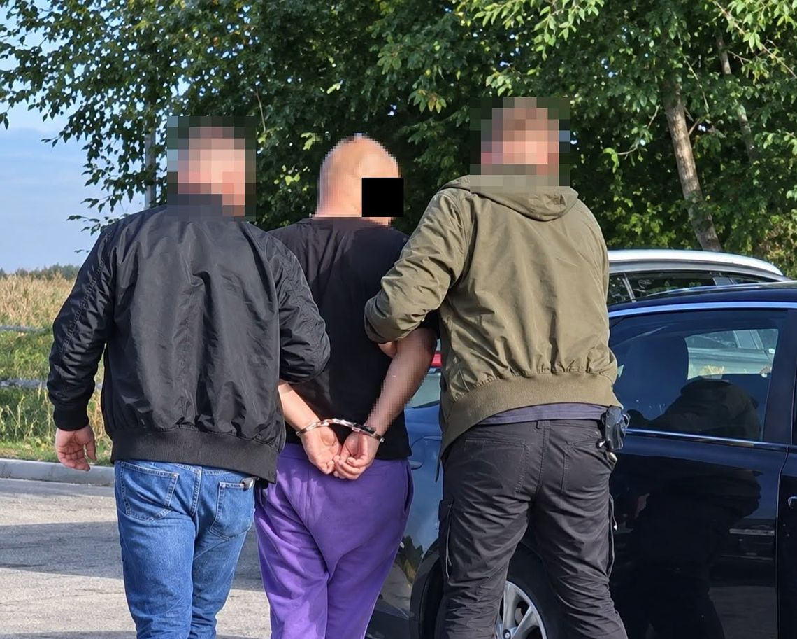 Tomaszowscy kryminalni zatrzymali poszukiwanego 33-latka. Trafił do więzienia Kryminalni zatrzymali na terenie gminy Tomaszów Lubelski 33-letniego poszukiwanego, mieszkańca powiatu Hrubieszowskiego.