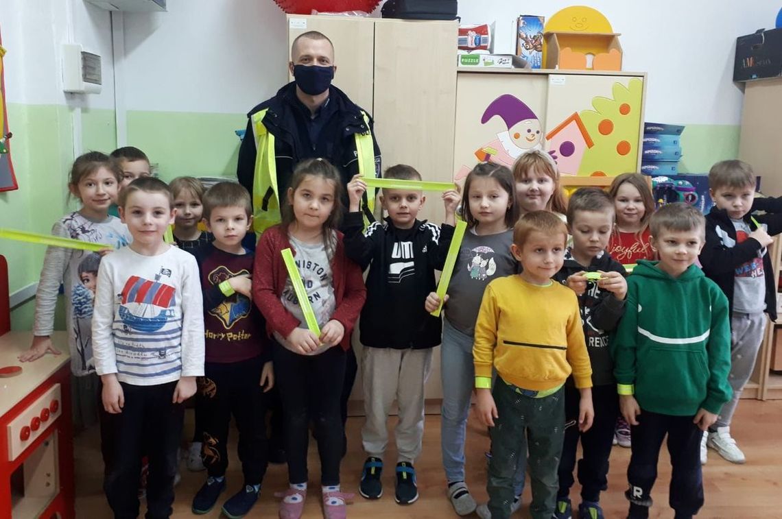 Tomaszowscy policjanci w szkołach. Mówią o bezpiecznych feriach