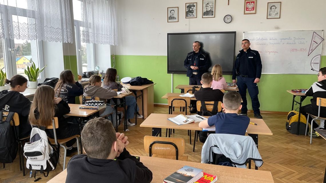 Mundurowi opowiadali uczniom z powiatu tomaszowskiego, jak bezpiecznie spędzać wolny czas podczas ferii zimowych.