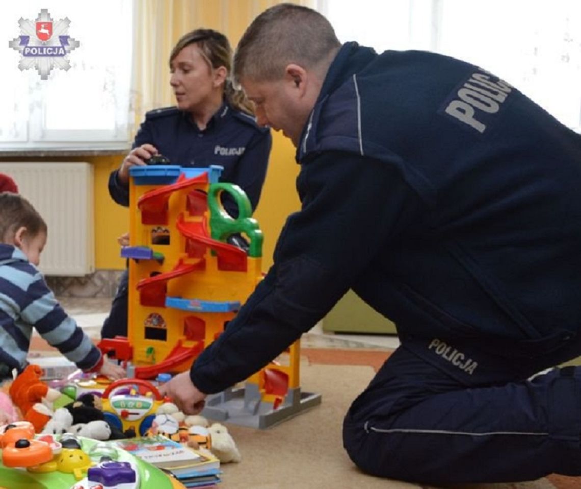 Tomaszowscy policjanci zrobili prezent dzieciakom i ich mamom z SOW w Tyszowcach