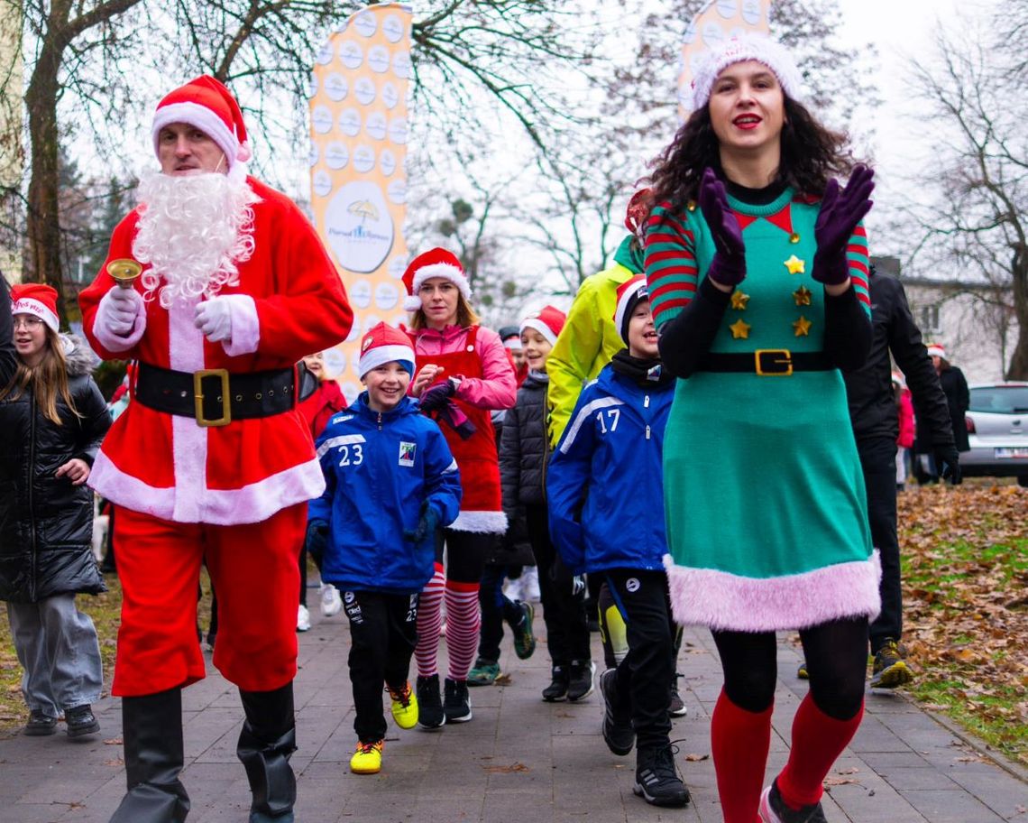 Tomaszowski Bieg Mikołajkowy już w niedzielę. Jak zwykle będzie zbiórka charytatywna 8 grudnia 2024 r. i VI Tomaszowski Bieg Mikołajkowy uchwycony w kadrze.