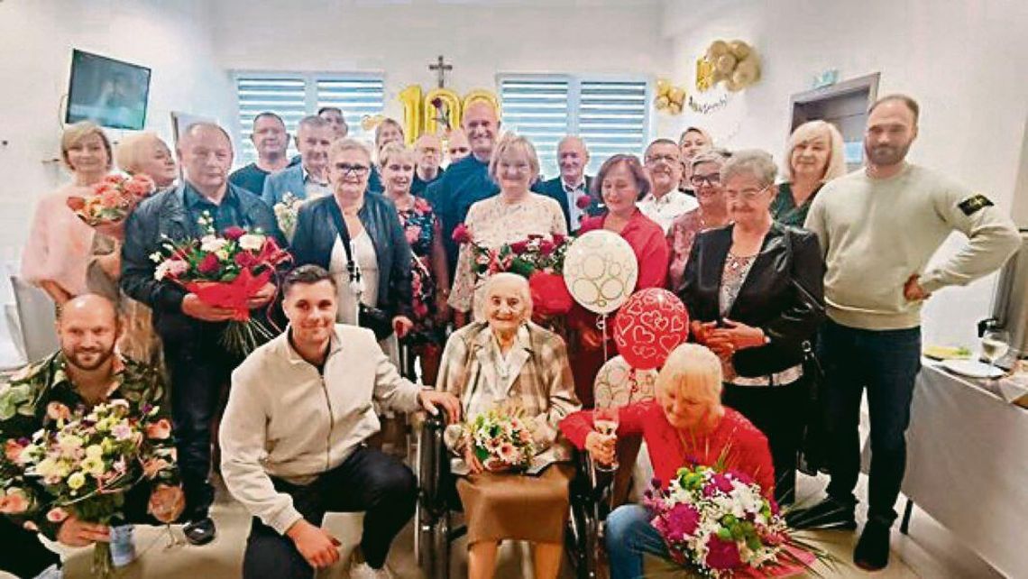 Dostojną jubilatkę odwiedzili podczas rodzinnej uroczystości przedstawiciele gminy Zwierzyniec. Fot. UM w Zwierzyńcu