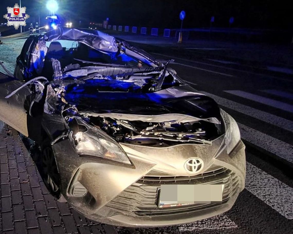 Toyota zmiażdżona po zderzeniu z ciągnikiem